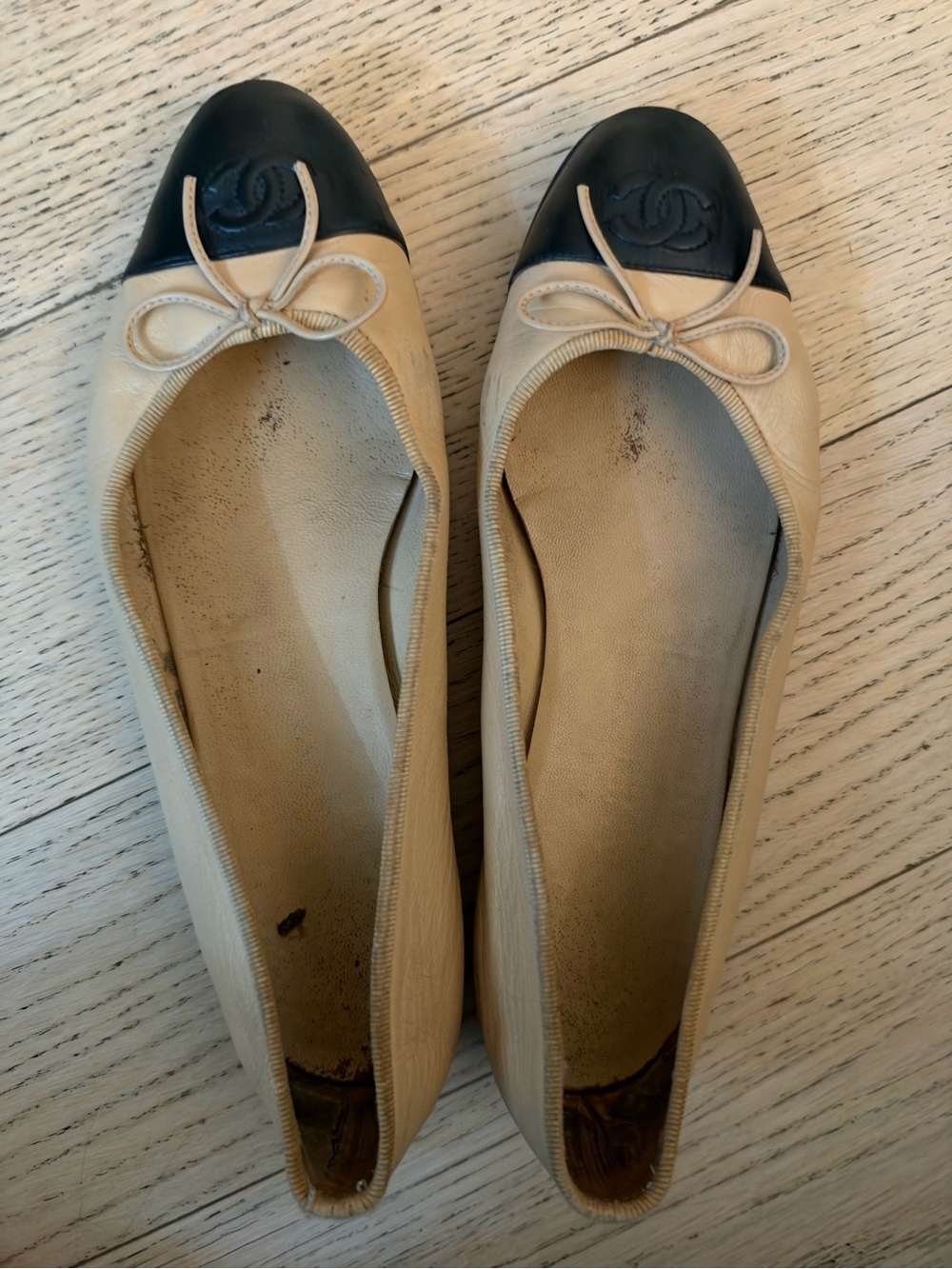 CHANEL Beige & Black Two-Tone Cap-Toe Ballet Flats with Bow – 39.5